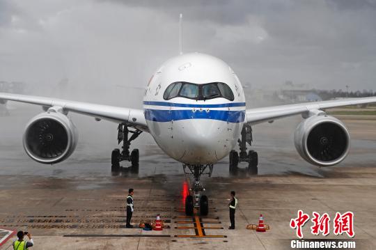 中国国际航空公司全新引进的空客a350-900飞机成功完成北京至上海首航